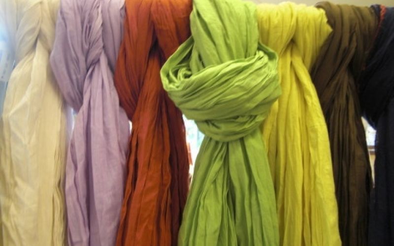 diferents models de mocadors i foulards a la botiga