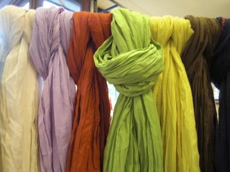 varios modelos de pañuelos i foulards en la tienda